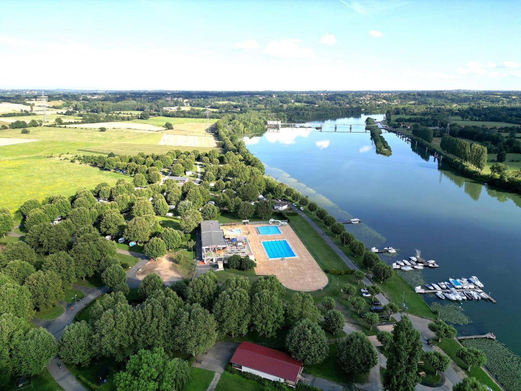 Camping De Thoissey *** Zewnętrze zdjęcie